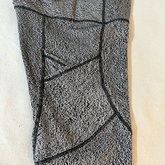 Lululemon High Rise Legging Side Pockets Gray, Black Mesh Around To Ankle Size 6 - Picture 6 of 9